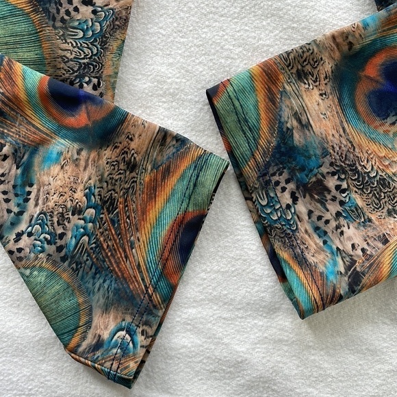 REVOLVE SzS/M Onzie Peacock motif crops EUC - Picture 8 of 12